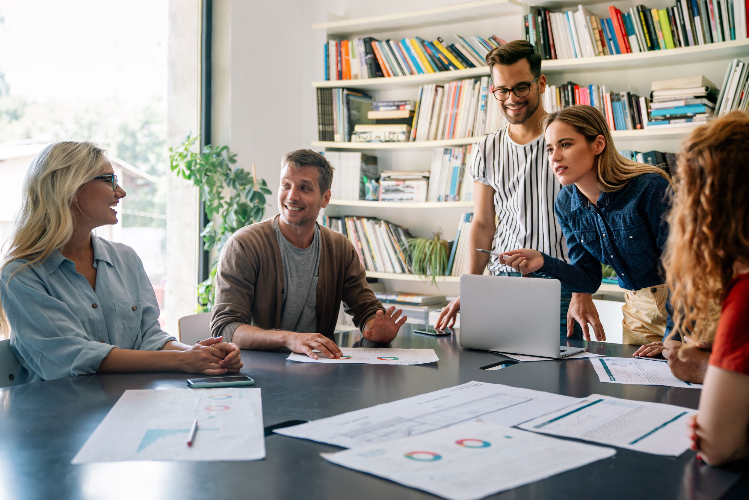 business-people-smiling-working-in-office